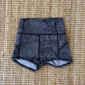 Lululemon in movement shorts sz 2